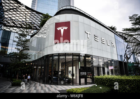 --FILE--View of a dealership store of Tesla in Guangzhou city, south China's Guangdong province, 1 November 2017.      Tuosule Auto Sales Co., an affi Stock Photo