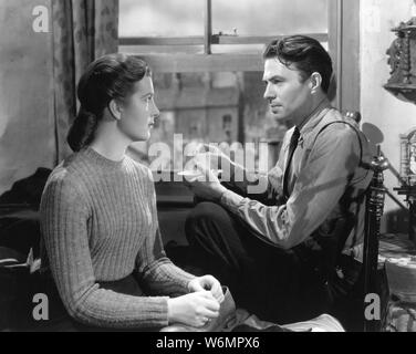 KATHLEEN RYAN and JAMES MASON in ODD MAN OUT 1947 director CAROL REED novel F.L. Green screenplay F.L. Green and R.C. Sherriff  Two Cities Films / General Film Distributors (GFD) Stock Photo