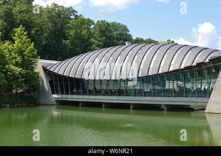 BENTONVILLE, ARKANSAS -28 JUN 2019- View of the Crystal Bridges Museum of American Art, built by Alice Walton, an heir to the Walmart fortune, in Bent Stock Photo