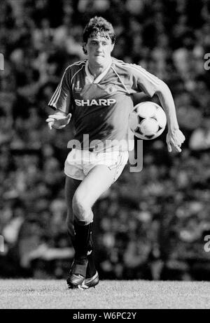 STEVE BRUCE, MANCHESTER UNITED FC, 1989 Stock Photo - Alamy