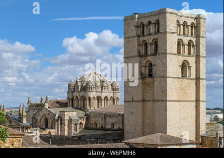 The 12/13th century dome and bell tower of Zamora's Romanesque Cathedral, Zamora, Zamora Province, Castilla y Leon, Spain. Stock Photo