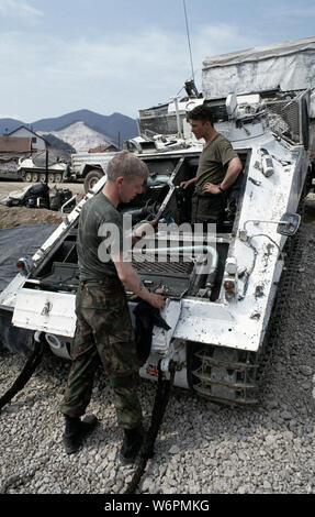 26th April 1993 During the war in Bosnia: soldiers of the Cheshire Regiment perform engine maintenance to an FV103 Spartan APC in the Warrior Park at the British Army base in Bila, near Vitez. Stock Photo