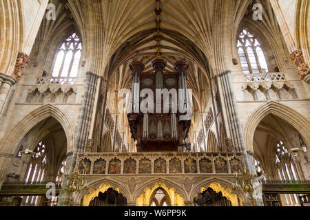 Grand Organ case by John Loosemore on the pulpitum screen (with its painted Biblical scenes at the lower edge of the photograph). Exeter Cathedral (110) Stock Photo