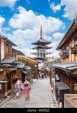 View from Yasaka Kamimachi towards the Hokan-ji Temple (Yasaka Pagoda) in the Higashiyama district, Gion, Kyoto, Japan Stock Photo