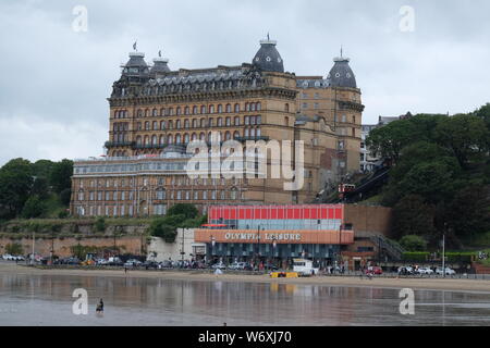 Scarborough's historic Grand Hotel and South Bay beach Stock Photo