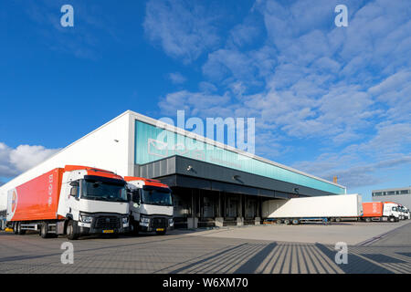 Postnl Sorting Center Postnl Is A Mail Parcel And E Commerce Corporation With Operations In The Netherlands Germany Italy Belgium And The Uk Stock Photo Alamy