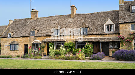 Picturesque row of Cotswold cottages in Broadway Stock Photo
