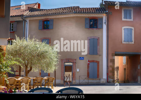 Village restaurant and houses in summer at Sablet in Provence-Alpes-Cote d’Azur, France Stock Photo