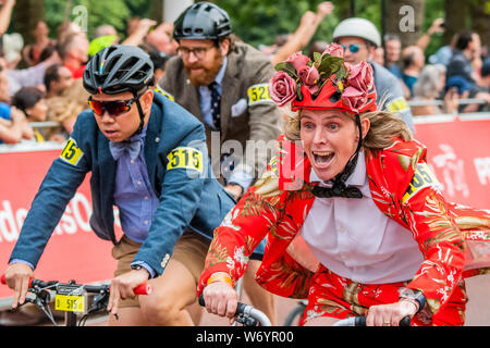 London, UK. 3rd August 2019. More than 500 riders will line up for the Brompton World Championship Final on The Mall part of the 2019 Prudential Ride London. Credit: Guy Bell/Alamy Live News Stock Photo