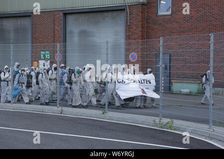 Mannheim, Germany. 3rd August 2019. The activists who occupied the coal conveyor belt are leaving the plant. Activists from the Ende Gelande organisation have occupied the coal conveyor belt on the large coal power plant in Mannheim. They also block the main entrance of the plant, calling for an end to the use of coal in energy production and the use of renewable energy sources. Stock Photo
