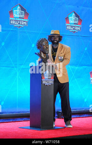 Former NFL player Ed Reed poses with his Pro Football Hall of Fame bust  during inductions at the hall Saturday, Aug. 3, 2019, in Canton, Ohio. (AP  Photo/Ron Schwane Stock Photo - Alamy