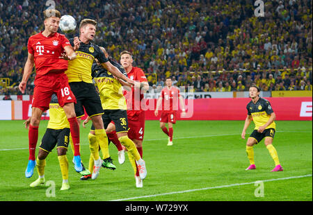 Leon GORETZKA, FCB 18  compete for the ball, tackling, duel, header, zweikampf, action, fight against Lukasz PISZCZEK, BVB 26 Ömer TOPRAK, BVB 36 , Niklas SUELE, FCB 4 Nico SCHULZ, BVB 14 action, area scene, scene in front of goal, Goal space scene,   BORUSSIA DORTMUND - FC BAYERN MUNICH 2-0 DFL REGULATIONS PROHIBIT ANY USE OF PHOTOGRAPHS AS IMAGE SEQUENCES AND/OR QUASI-VIDEO. DFL SUPERCUP, Final 1. German Football League, matchday  in Dortmund, August 03, 2019,  Season 2019/2020 © Peter Schatz / Alamy Live News Stock Photo