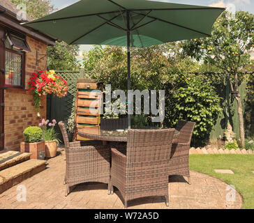 English back Garden Patio with table, chairs and parasol