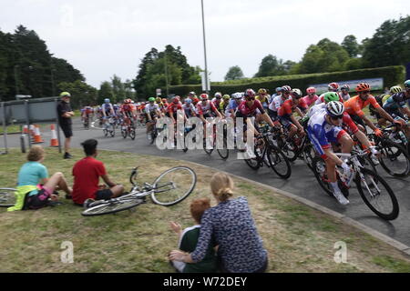 Surrey, UK. 04th Aug, 2019.   The peleton of cyclists racing in the Prudential Ride London/Surrey Classic for Pro riders round the bend outside Debies Vineyard in Dorking . Credit: Motofoto/Alamy Live News Stock Photo