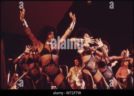 ISAAC HAYES DANCERS PERFORM AT THE INTERNATIONAL AMPHITHEATER IN CHICAGO AS PART OF THE ANNUAL PUSH 'BLACK EXPO' IN THE FALL OF 1973. THE ANNUAL EVENT SHOWCASES BLACK TALENT EDUCATIONAL OPPORTUNITIES, STARS, ART AND PRODUCTS TO PROVIDE BLACKS WITH AN AWARENESS OF THEIR HERITAGE AND CAPABILITIES, AND HELP THEM TOWARDS A BETTER LIFE Stock Photo