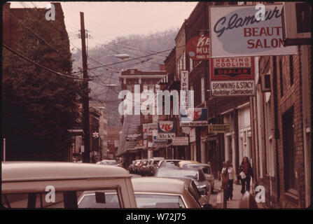 MAIN STREET OF LOGAN, WEST VIRGINIA, SHOWING A NARROW STREET WITH PARKING ON ONLY ONE SIDE WHICH IS TYPICAL IN MANY OF THE SMALL TOWNS IN SOUTHERN WEST VIRGINIA Stock Photo