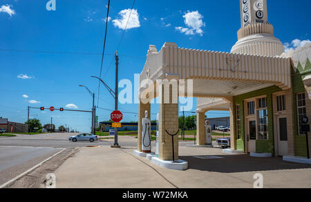 USA Oklahoma, May 13th, 2019. Vintage restored fuel station, sunny spring day near Amarillo. Historic route 66 Stock Photo