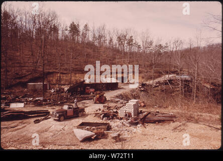 OVERALL VIEW OF THE COAL MINE OPERATED BY GEORGE WILSON NEAR WILDER AND COOKEVILLE, TENNESSEE, WHICH WAS CLOSED DOWN BY FEDERAL MINE INSPECTORS BECAUSE IT LACKED A NON-ARCING DRILL. SIX PEOPLE WORKED THE MINE FOR 250 TONS OF COAL A DAY WHICH WAS SOLD FOR HOME HEATING AND TO THE TENNESSEE VALLEY AUTHORITY. WILSON SAID IT WOULD COST $100,000 FOR A NON-ARCING DRILL WITH SUPPORT EQUIPMENT TO GO BACK INTO BUSINESS Stock Photo