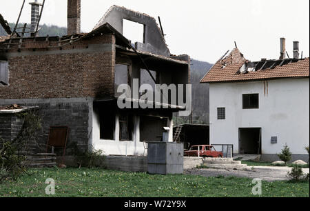26th April 1993 Ethnic cleansing during the war in central Bosnia: a burned house and restaurant/café along the road between Busovača and Medovici, attacked by HVO (Bosnian Croat) forces ten days before. Stock Photo