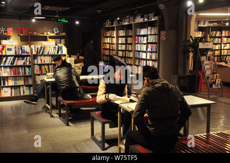 Customers read books at the 24-hour bookstore Popular Bookmall on Fuzhou Road in Shanghai, China, 20 December 2017.   Shanghai's only 24-hour bookstor Stock Photo