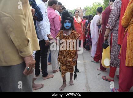 Prayagraj, India. 5th Aug 2019. A child dressed as Lord Shiva walks as Hindu devotee in queue to offer prayer on the occasion of Nagpanchami festival outside of historical Nagasaki temple during Shravan month in Prayagraj(Allahabad) on August 05, 2019. Credit: Prabhat Kumar Verma/ZUMA Wire/Alamy Live News Stock Photo