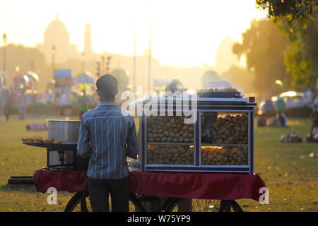 Man preparing aloo tikki at a stall Stock Photo