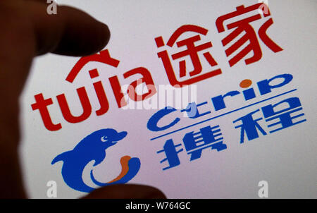 --FILE--A Chinese netizen looks at logos of Chinese online search ...