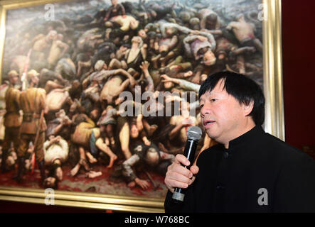 US-based Chinese artist Li Zijian introduces the creative process of his oil painting 'Nanjing Massacre' to visitors on China's fourth National Memori Stock Photo