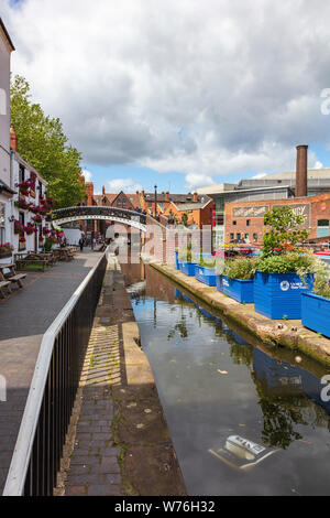 A view along the New Main Line canal in Gas Street Basin towards the Bar Footbridge and Regency Wharf and Broad Street, Birmingham Stock Photo