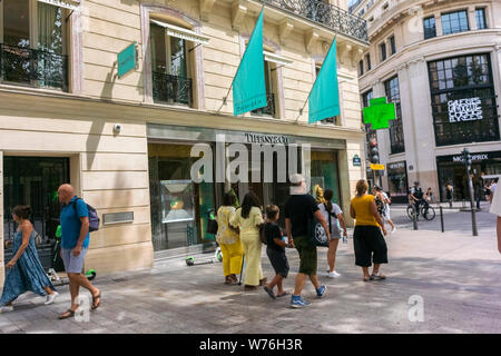 Paris, FRANCE, Family Walking, People Shopping on Avenue Champs Elysees, busy Tiffany  Jewelry Store Front, Shops, street centre Paris, lively parisian street scene, multigenerational family Stock Photo