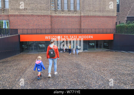 London UK. 5th August 2019. Visitors enter the Tate Modern Bankside which was closed  to the public  after  Police were called on Sunday, 4 August following reports that a 6-year-old boy  was thrown from the viewing platform  on the 10th floor of Tate Modern extension. A 17 year old male has been arrested for attempted murder. Credit : amer ghazzal/Alamy Live News Stock Photo