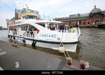 Hamburg, Germany. 05th Aug, 2019. The Elbe ferry 'Liinsand' moors at the fish market in Hamburg. A new ferry service on the Elbe started operations on Monday. The passenger ferry will run three times a day between Stade (Stadersand), Wedel and Hamburg on the Elbe. It has a hybrid drive (diesel/electric) and can carry 50 passengers and 15 bicycles. Credit: Bodo Marks/dpa/Alamy Live News Stock Photo
