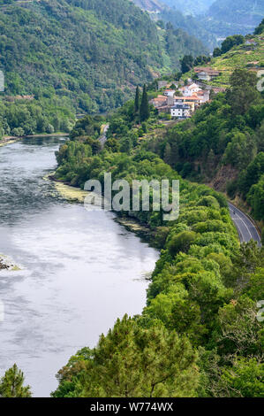 The River  Mino below  the little village of Penalba, between Orense and Os Peares, in the Ribeira Sacra winemaking region,  Orense Province, Galicia, Stock Photo