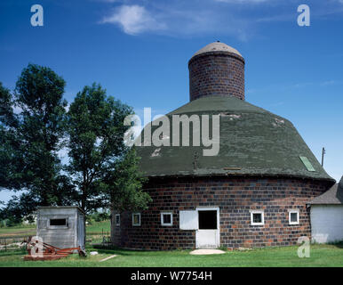 1920 round barn made of hollow tile near Sioux Falls, South Dakota Physical description: 1 transparency : color ; 4 x 5 in. or smaller  Notes: Title, date, and keywords provided by the photographer.; Digital image produced by Carol M. Highsmith to represent her original film transparency; some details may differ between the film and the digital images.; Forms part of the Selects Series in the Carol M. Highsmith Archive.; Gift and purchase; Carol M. Highsmith; 2011; (DLC/PP-2011:124).; Stock Photo