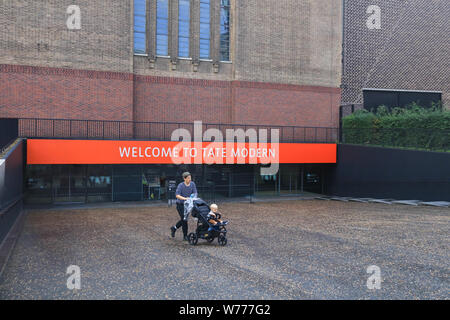 London UK. 5th August 2019. Visitors enter the Tate Modern Bankside which was closed  to the public  after  Police were called on Sunday, 4 August following reports that a 6-year-old boy  was thrown from the viewing platform  on the 10th floor of Tate Modern extension. A 17 year old male has been arrested for attempted murder. Credit : amer ghazzal/Alamy Live News Stock Photo
