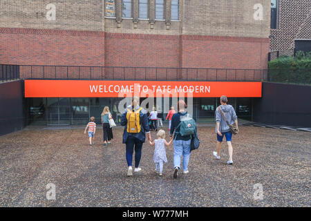 London UK. 5th August 2019. Visitors enter the Tate Modern Bankside which was closed  to the public  after  Police were called on Sunday, 4 August following reports that a 6-year-old boy  was thrown from the viewing platform  on the 10th floor of Tate Modern extension. A 17 year olf male has been arrested for attempted murder. Credit : amer ghazzal/Alamy Live News Stock Photo