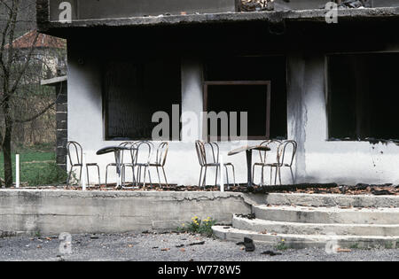 26th April 1993 Ethnic cleansing during the war in central Bosnia: a restaurant/café completely gutted by fire. This is along the road between Busovača and Medovici, attacked by HVO (Bosnian Croat) forces ten days before. Stock Photo