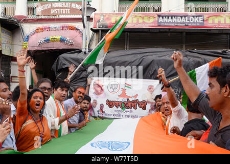 Kolkata, India. 05th Aug, 2019. Bharatiya Janta Party or BJP activists celebrate the Union Government moves to revoke Article 370 which give special status to Jammu and Kashmir. Credit: Saikat Paul/Pacific Press/Alamy Live News Stock Photo