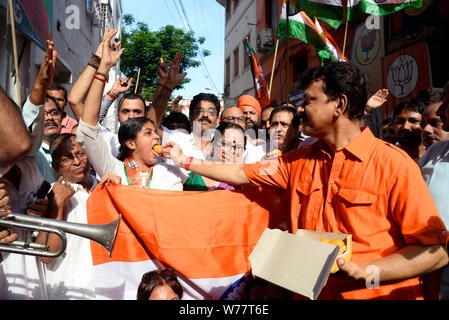 Kolkata, India. 05th Aug, 2019. Bharatiya Janta Party or BJP activists celebrate the Union Government moves to revoke Article 370 which give special status to Jammu and Kashmir. Credit: Saikat Paul/Pacific Press/Alamy Live News Stock Photo