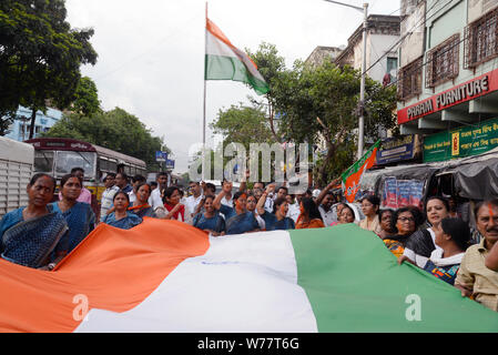 Kolkata, India. 05th Aug, 2019. Bharatiya Janta Party or BJP activists celebrate the Union Government moves to revoke Article 370 which give special status to Jammu and Kashmir. Credit: Saikat Paul/Pacific Press/Alamy Live News Stock Photo