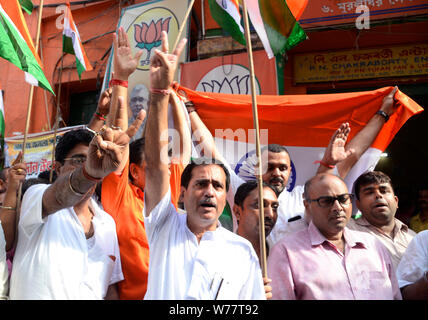 Kolkata, India. 05th Aug, 2019. Bharatiya Janta Party or BJP activists celebrate the Union Government moves to revoke Article 370 which give special status to Jammu and Kashmir. Credit: Saikat Paul/Pacific Press/Alamy Live News Stock Photo