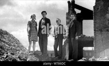 JOAN DOWLING, HARRY FOWLER, DOUGLAS BARR, HUE AND CRY, 1947 Stock Photo