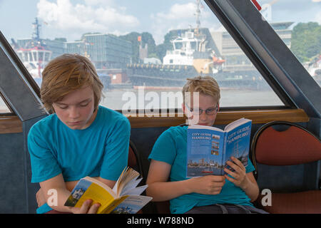 Jugendliche auf Sprachreise, Hamburg, Deutschland | teenagers during language study travel, Hamburg, Germany Stock Photo