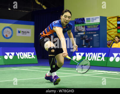 Sung Ji-hyun of South Korea returns a shot to He Bingjiao of China in their quarterfinal match of the women's singles during the YONEX-SUNRISE Hong Ko Stock Photo