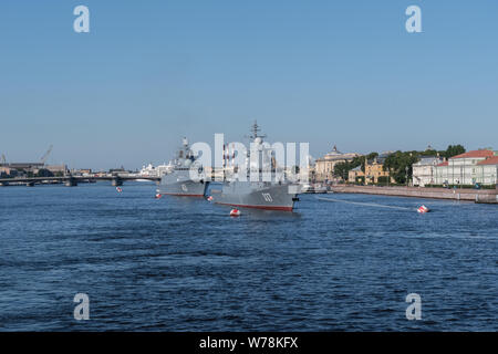 Snkt-Peterbrug, Russia - July 21, 2019:  Naval parade on Day of the Navy of Russia. Military destroyer on the Neva Sankt-Petersburg. Russia. Stock Photo