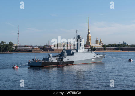 Snkt-Peterbrug, Russia - July 21, 2019: Naval parade on Day of the Navy of Russia. Military destroyer on the Neva near Peter-Pavel's Fortress.  St. Pe Stock Photo