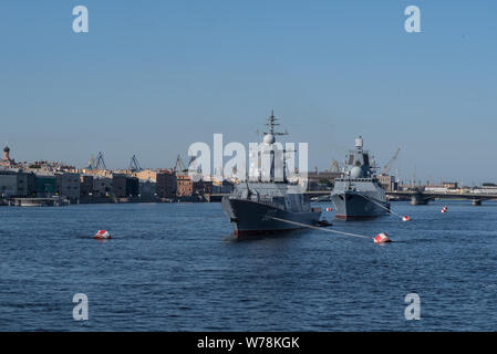 Snkt-Peterbrug, Russia - July 21, 2019: Naval parade on Day of the Navy of Russia. Military destroyer on the Neva Sankt-Petersburg. Russia. Stock Photo