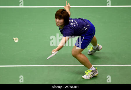 He Bingjiao of China returns a shot to Sung Ji-hyun of South Korea in their quarterfinal match of the women's singles during the YONEX-SUNRISE Hong Ko Stock Photo