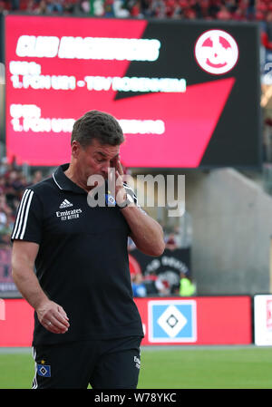 Nuremberg, Germany. 05th Aug, 2019. Soccer: 2nd Bundesliga, 2nd matchday, 1st FC Nuremberg - Hamburger SV in Max Morlock Stadium. Coach Dieter Hecking from Hamburger SV is about to play in the stadium. IMPORTANT NOTE: In accordance with the requirements of the DFL Deutsche Fußball Liga or the DFB Deutscher Fußball-Bund, it is prohibited to use or have used photographs taken in the stadium and/or the match in the form of sequence images and/or video-like photo sequences. Credit: Daniel Karmann/dpa/Alamy Live News Stock Photo