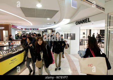 --FILE--Tourists crowd a duty-free store in Seoul, South Korea, 30 November 2013.    Two weeks after China and South Korea formally announced plans to Stock Photo